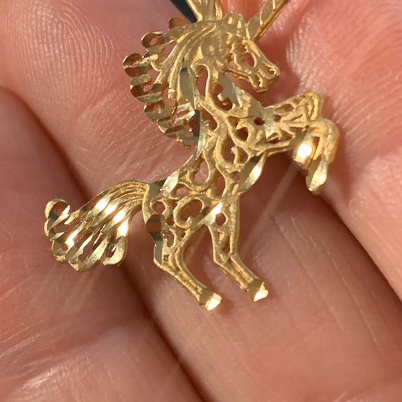 Vintage 14k unicorn charm. Filigree & Diamond cut design. Whimsical charm - Picture 7 of 7